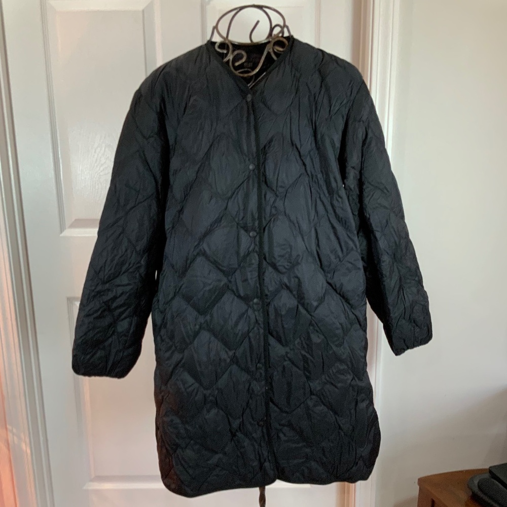 Uniqlo Ultra Light Down Black Jacket Size Large
Too big for my 5’6 frame.
